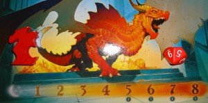 La tuile dragon, le pion dragon et le dé à 10 faces