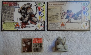 Les cartes du Lieutenant Bigfoot vues de dos
